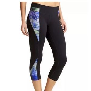 ATHLETA Kailua Luma Capri Chaturanga Leggings Medium